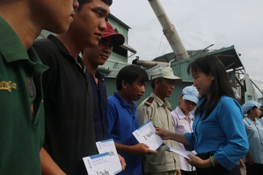 Lao động chật vật vì mất việc sau bão