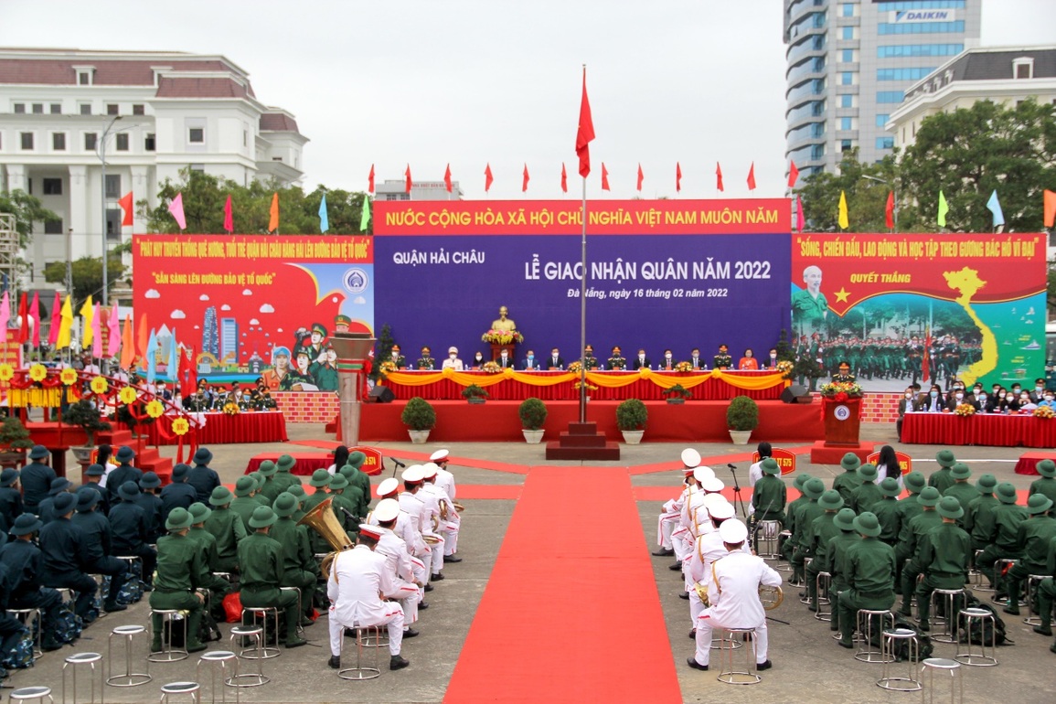 Người thân đội mưa bịn rịn tiễn tân binh lên đường nhập ngũ - 1 Người thân đội mưa bịn rịn tiễn tân binh lên đường nhập ngũ - 1