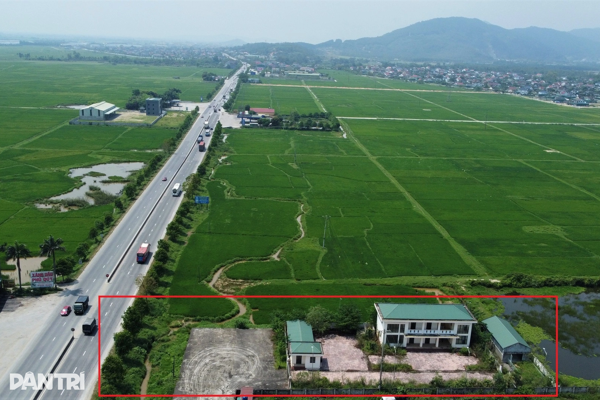 Trụ sở tiền tỷ bỏ hoang vì thiếu đường vào, cán bộ làm việc tại nhà dột nát - 5 Trụ sở tiền tỷ bỏ hoang vì thiếu đường vào, cán bộ làm việc tại nhà dột nát - 5