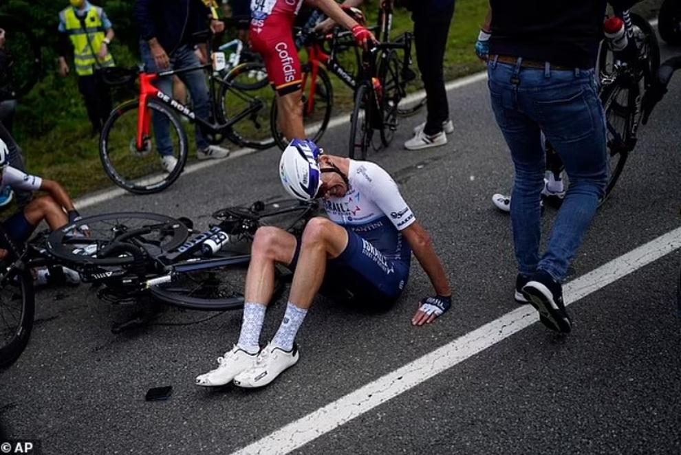 Cổ động viên Tour de France bị phạt tù treo 4 tháng - 5 Cổ động viên Tour de France bị phạt tù treo 4 tháng - 5