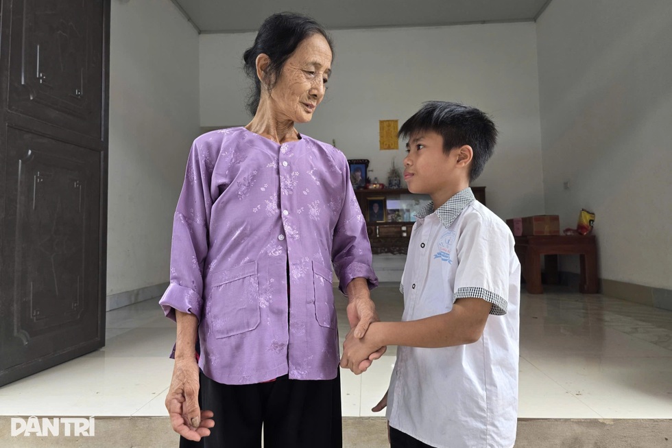 Bạn đọc Dân trí thắp sáng hy vọng của cậu bé mồ côi và bà ngoại bệnh nặng