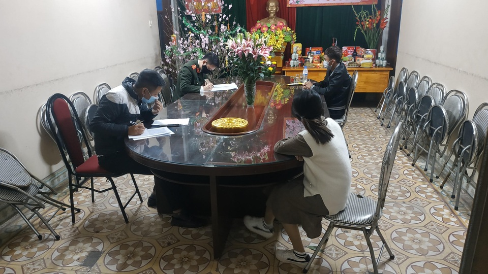 Bắt 8 thanh niên Hải Dương cố tình trốn chốt kiểm dịch, lén về nhà - 1 Bắt 8 thanh niên Hải Dương cố tình trốn chốt kiểm dịch, lén về nhà - 1