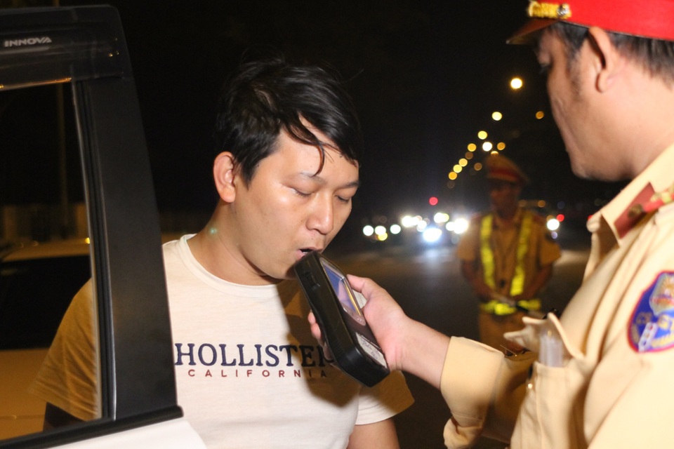 Vợ thay chồng cầm lái sau bữa tiệc liên hoan cuối năm - 4