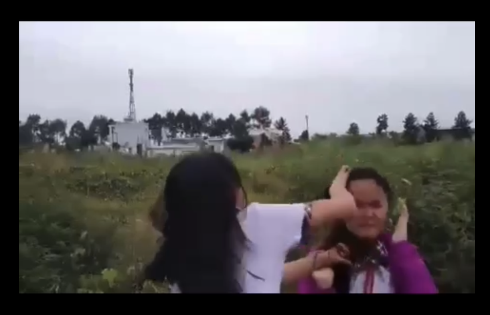 Mâu thuẫn lời nói, hai nữ sinh lớp 7 đánh nhau để bạn bè quay clip - 1 Mâu thuẫn lời nói, hai nữ sinh lớp 7 đánh nhau để bạn bè quay clip - 1