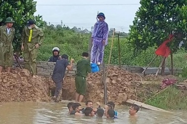 Người đàn ông bị nước cuốn vào cống, vợ giải cứu bất thành