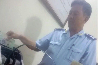 Đình chỉ hai sếp Chi cục hải quan ở Điện Biên vì “làm luật” tiền triệu ở cửa khẩu
