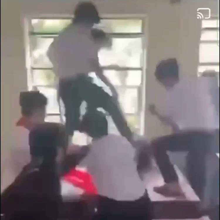 ករណីសិស្សប្រុសប្រើមួកសុវត្ថិភាពវាយមិត្តភ័ក្ដិ៖ សំណើដាក់វិន័យនាយកសាលា - ១ Vụ nam sinh dùng nón bảo hiểm đánh bạn: Đề nghị kỷ luật hiệu trưởng - 1