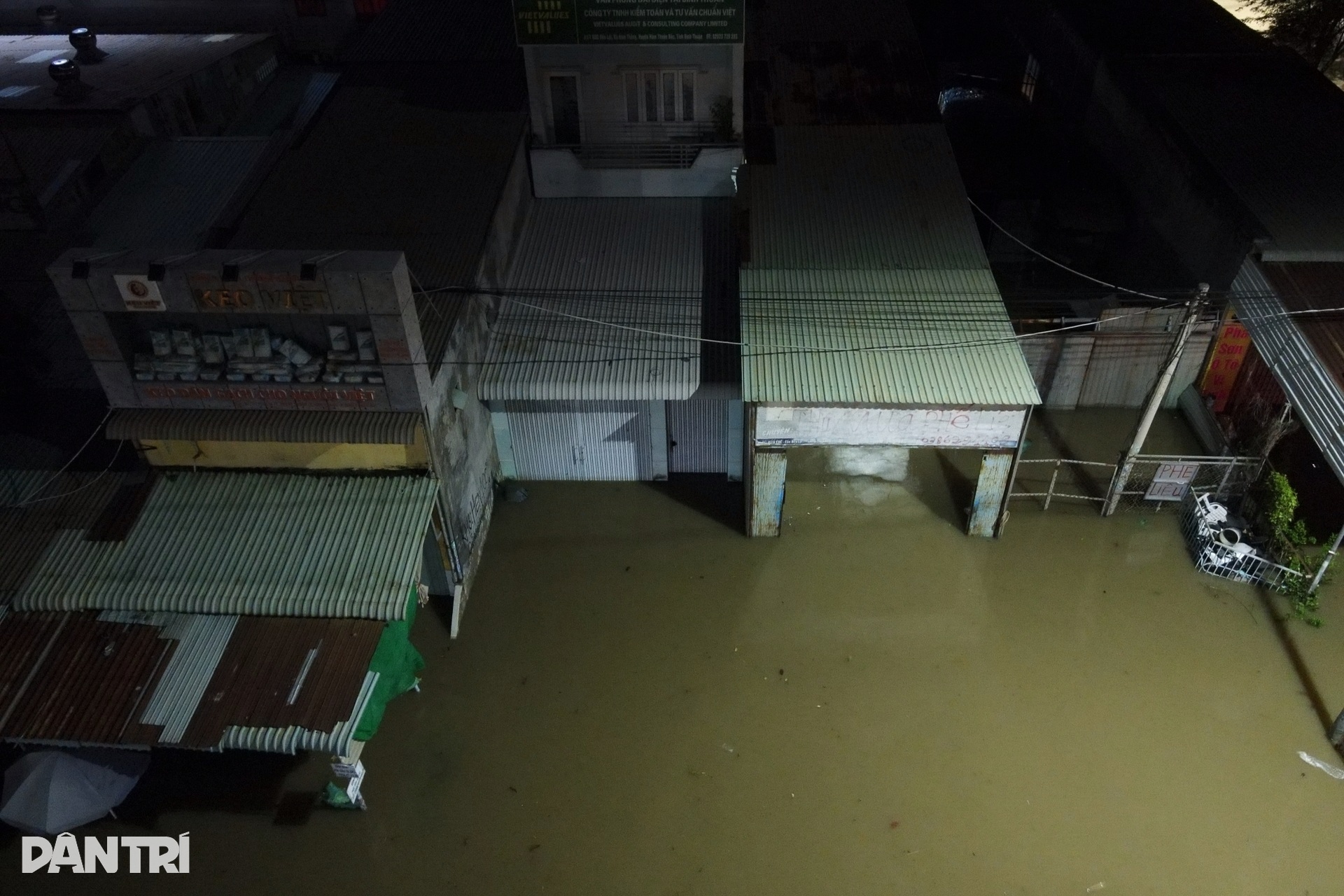 Rốn lũ Hàm Thắng ngập sâu, quốc lộ 1 tê liệt dù trời không mưa - 2 Rốn lũ Hàm Thắng ngập sâu, quốc lộ 1 tê liệt dù trời không mưa - 2