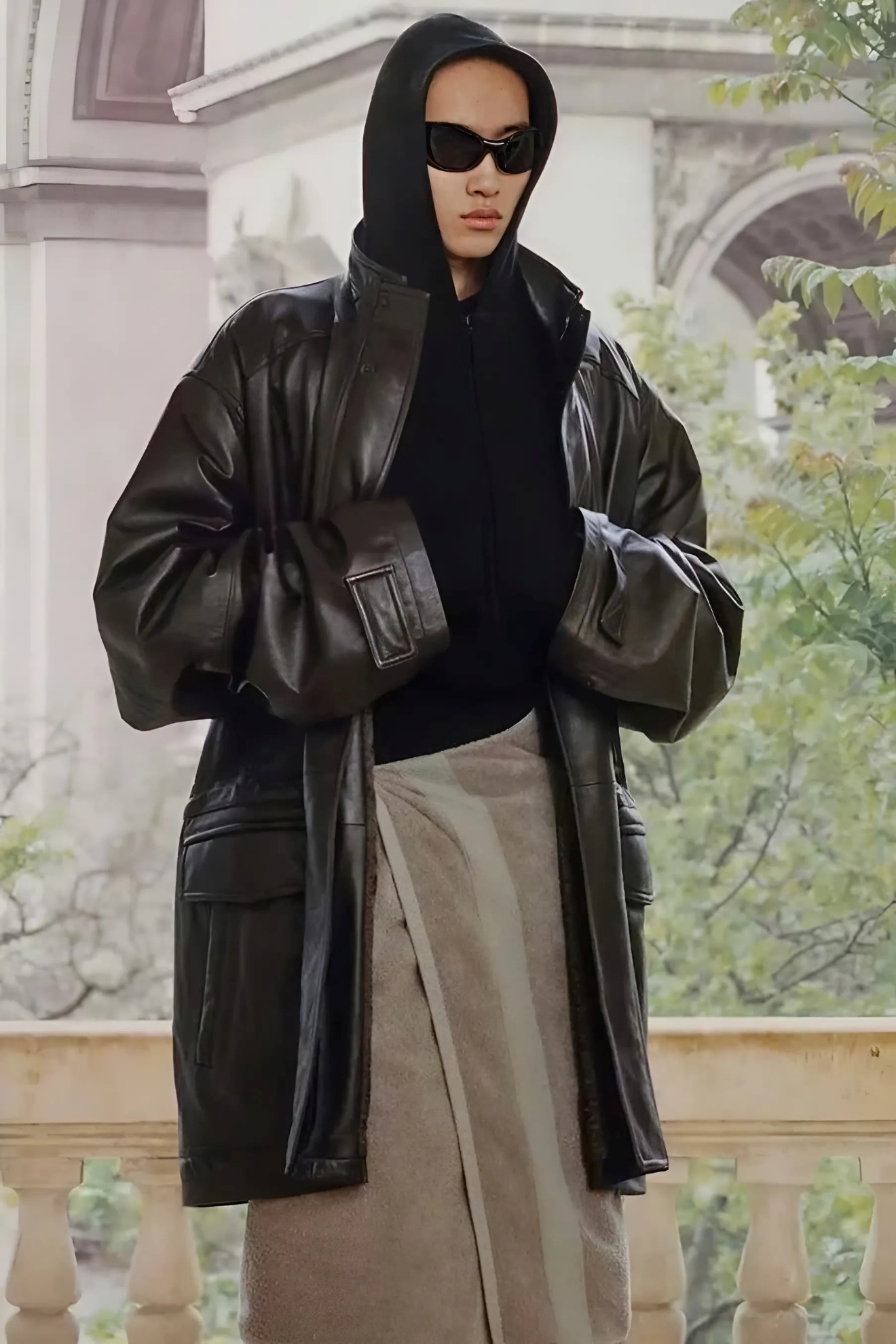 View - Selena Gomez, Rihanna lăng xê mốt mặc áo choàng tắm xuống phố | Báo Dân trí