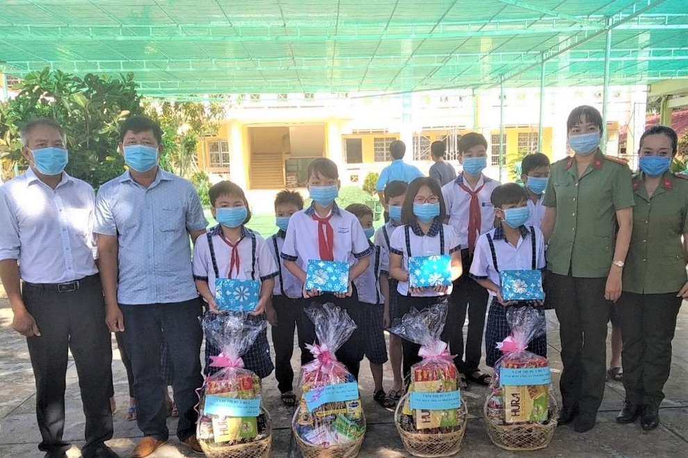 Thầy giáo thể dục tự nguyện trích tiền của mình giúp học sinh khó khăn - 2 Thầy giáo thể dục tự nguyện trích tiền của mình giúp học sinh khó khăn - 2