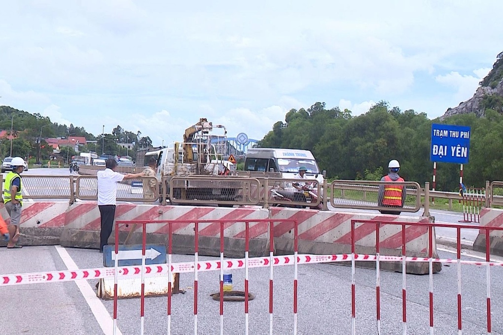 Quảng Ninh: Xuất hiện hố sụt lún trên quốc lộ 18A, giao thông ùn tắc - 2 Quảng Ninh: Xuất hiện hố sụt lún trên quốc lộ 18A, giao thông ùn tắc - 2