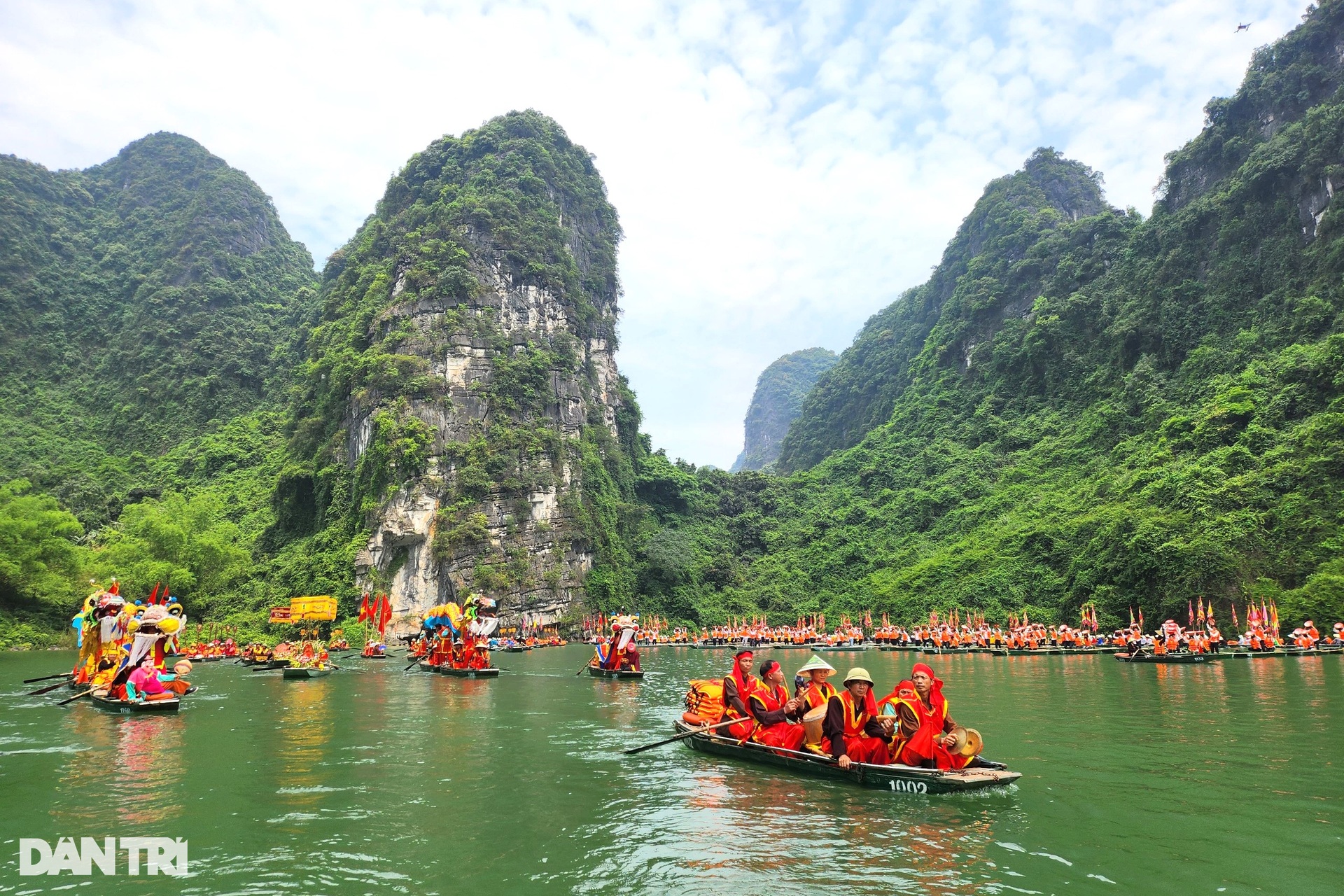 Hàng vạn người đổ về di sản thế giới dự lễ hội Tràng An - 8 Hàng vạn người đổ về di sản thế giới dự lễ hội Tràng An - 8