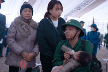 Tân binh Hà Nội bịn rịn cho con gái 9 tháng tuổi ăn sữa trước khi nhập ngũ