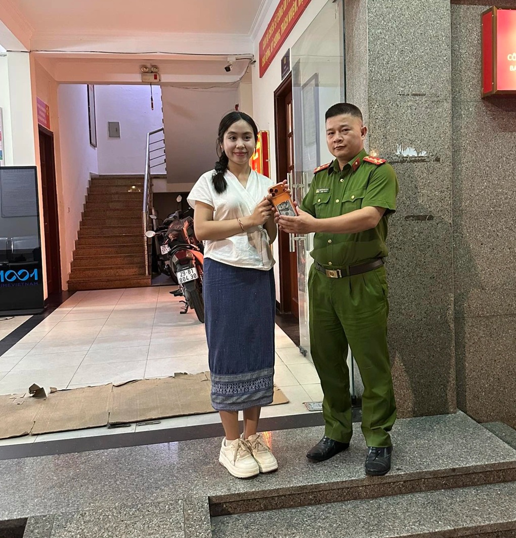 Vụ cô gái Lào bị trộm iPhone: Phút hoảng loạn và cuộc gọi vỡ òa trong đêm - 2 Vụ cô gái Lào bị trộm iPhone: Phút hoảng loạn và cuộc gọi vỡ òa trong đêm - 2