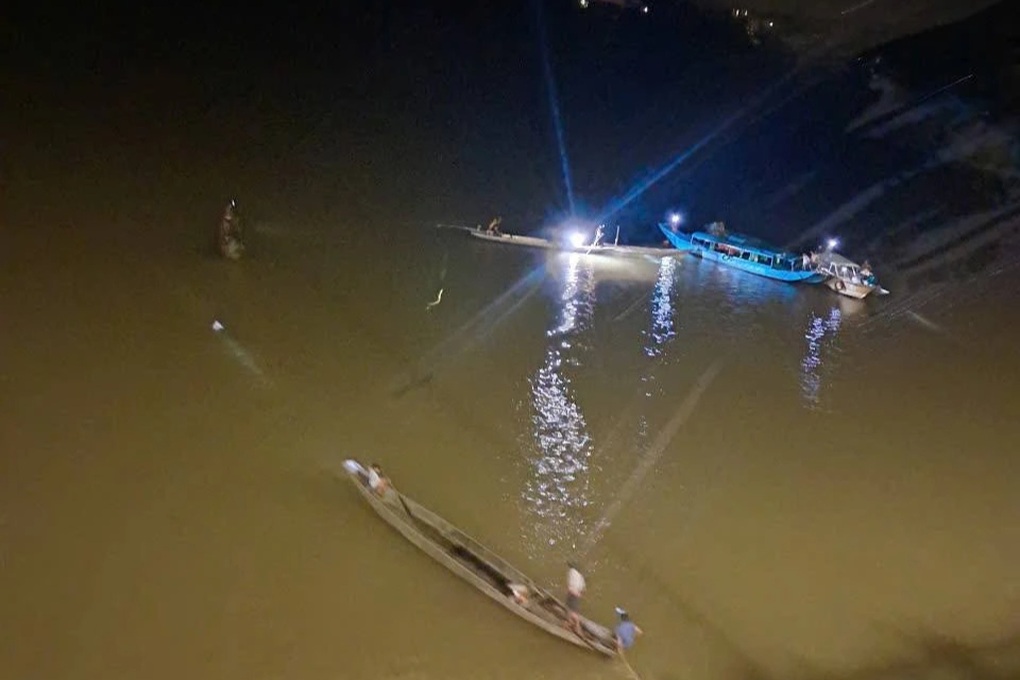 Huy động hàng chục người tìm kiếm nam thanh niên nghi nhảy cầu tự tử - 1 Huy động hàng chục người tìm kiếm nam thanh niên nghi nhảy cầu tự tử - 1