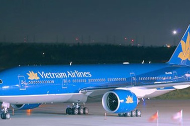 Máy bay Vietnam Airlines xì khói khi hạ cánh xuống Tân Sơn Nhất
