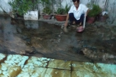 Không gỡ bình luận trên Facebook, nhà một phụ nữ bị tạt trứng thối