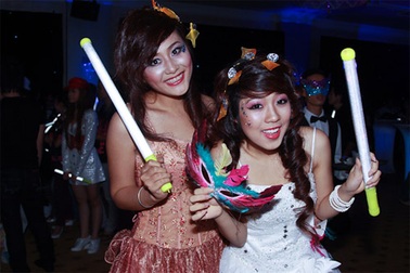 Miss teen “quậy” tưng bừng trong “Dạ tiệc sao”