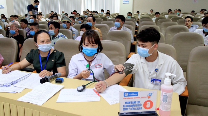 Bác sĩ bệnh viện tuyến đầu khu vực miền Trung - Tây Nguyên được tiêm vaccine ngừa COVID-19 - Ảnh 1.