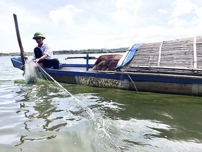 Nhiều hộ thoát nghèo bền vững nhờ mô hình đánh bắt cá và nuôi cá lồng trên sông từ vốn vay chính sách.