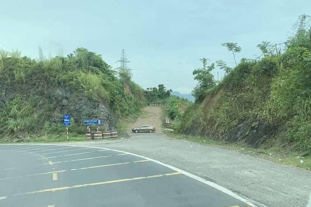 Ô tô đỗ chắn ngang đường lánh nạn khiến cộng đồng lái xe bức xúc - 1 Ô tô đỗ chắn ngang đường lánh nạn khiến cộng đồng lái xe bức xúc - 1