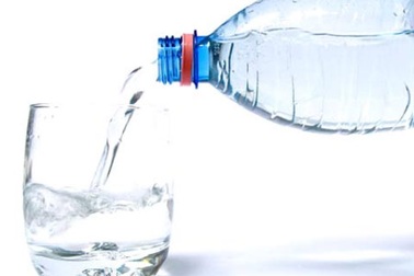 Uống nước giúp giảm đau lưng