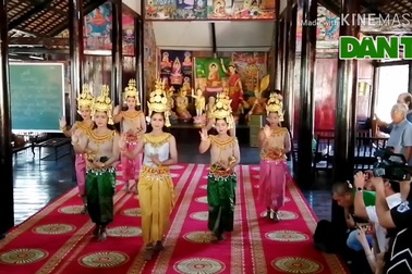 Nghe nhạc ngũ âm và xem múa Khmer ở chùa Xiêm Cán.