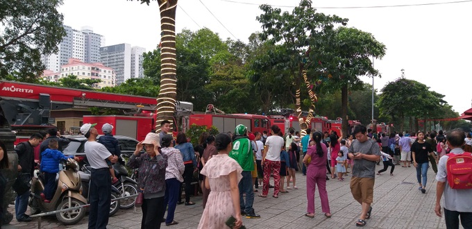 Hà Nội: Cháy căn hộ tại tầng 32 chung cư Linh Đàm, hàng nghìn người hốt hoảng ôm con nhỏ chạy bộ xuống sân - Ảnh 2. Hà Nội: Cháy căn hộ tại tầng 32 chung cư Linh Đàm, hàng nghìn người hốt hoảng ôm con nhỏ chạy bộ xuống sân - Ảnh 2.
