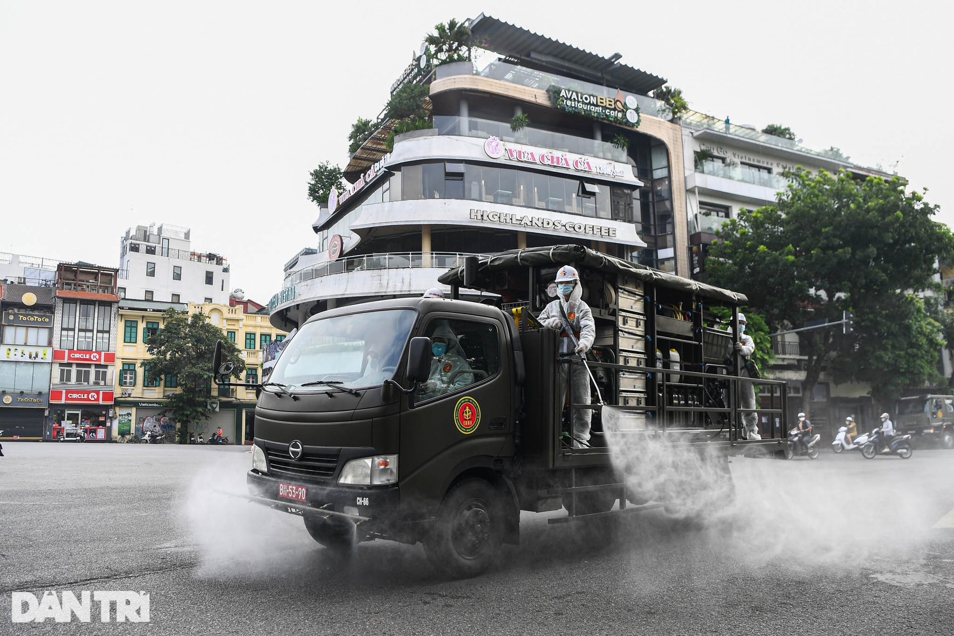 Đoàn xe đặc chủng phun khử khuẩn nhiều tuyến phố trung tâm Hà Nội - 7 Đoàn xe đặc chủng phun khử khuẩn nhiều tuyến phố trung tâm Hà Nội - 7