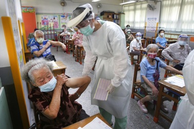 Ca mắc Covid-19 tại Đài Loan tăng 1.000%, dân đổ sang Mỹ tiêm chủng