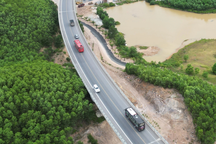 Xem xét cho xe đi vào làn dừng khẩn cấp cao tốc Cam Lộ - La Sơn