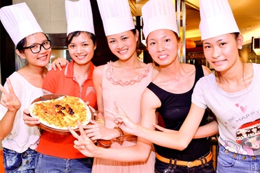 Bí mật quanh chiếc Pizza của những cô gái Vietnam’s Next Top Model 2012