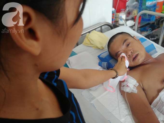 Chồng làm thợ hồ bị điện giật cháy khắp người, khóc nức nở vì làm khổ vợ và hai con thơ dại - Ảnh 5. Chồng làm thợ hồ bị điện giật cháy khắp người, khóc nức nở vì làm khổ vợ và hai con thơ dại - Ảnh 5.