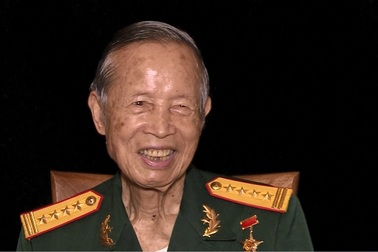 Hình ảnh anh hùng La Văn Cầu đọc thơ trên truyền hình