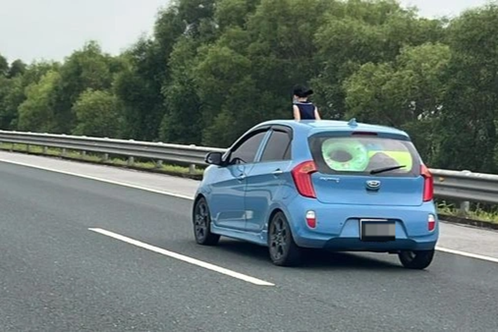 Thản nhiên cho trẻ nhỏ thò đầu qua cửa sổ trời: Đừng để đến khi quá muộn - 1