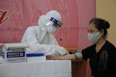 Hà Nội: Gần 300 người xét nghiệm nhanh Covid-19 tại chợ Long Biên