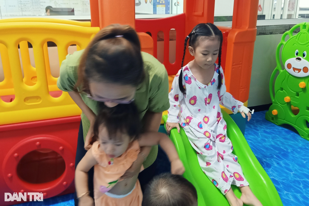 Phụ nữ sinh đủ 2 con trước 35 tuổi được tặng giấy khen và 1 triệu đồng - 1 Phụ nữ sinh đủ 2 con trước 35 tuổi được tặng giấy khen và 1 triệu đồng - 1