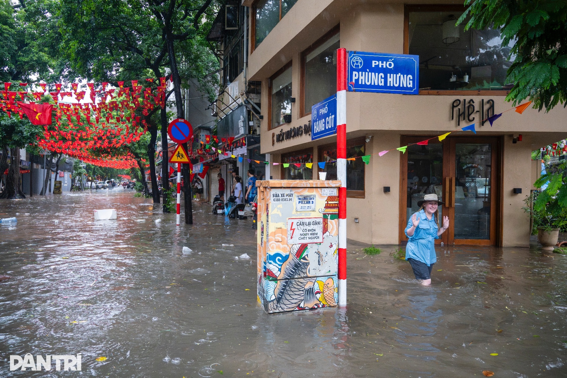 Nhiều tuyến phố cổ Hà Nội ngập sâu chưa từng thấy - 9 Nhiều tuyến phố cổ Hà Nội ngập sâu chưa từng thấy - 9