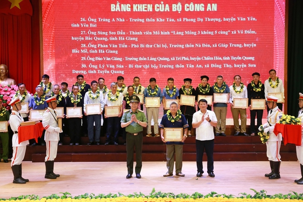 Gần 70.000 tin báo từ nhân dân giúp công an bắt giữ hơn 11.500 tội phạm - 3 Gần 70.000 tin báo từ nhân dân giúp công an bắt giữ hơn 11.500 tội phạm - 3