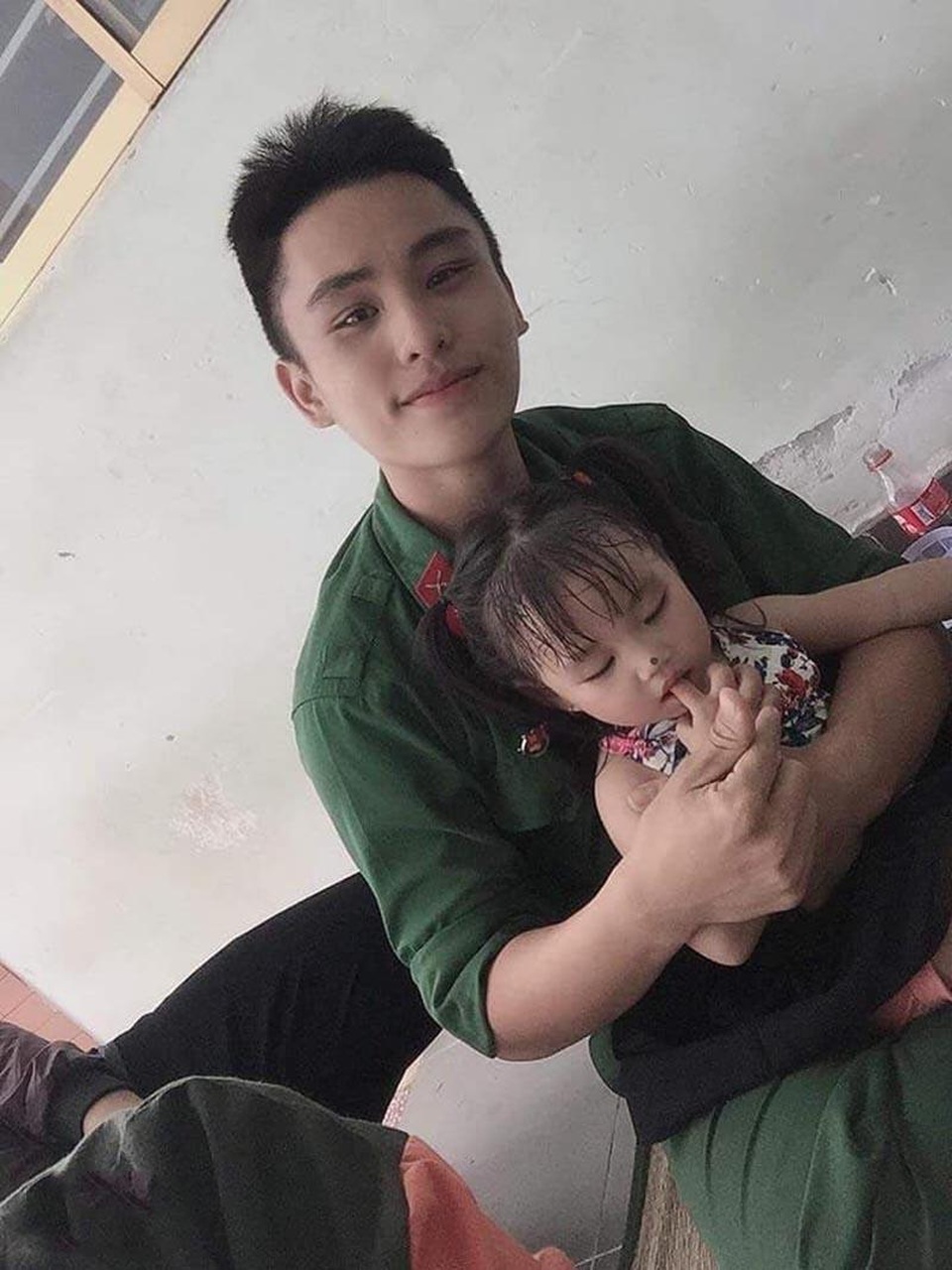 Anh chàng đeo khẩu trang cũng đẹp trai tặng hoa Châu Bùi ngày 8/3 - 4