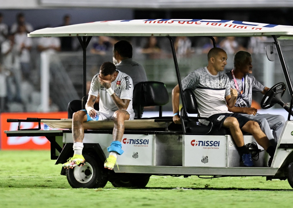 Neymar không thể kìm nén nước mắt khi rời sân