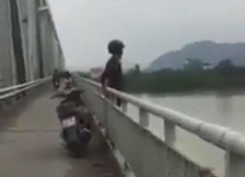 Nam thanh niên gieo mình xuống sông Lam tự vẫn - 1 Nam thanh niên gieo mình xuống sông Lam tự vẫn - 1