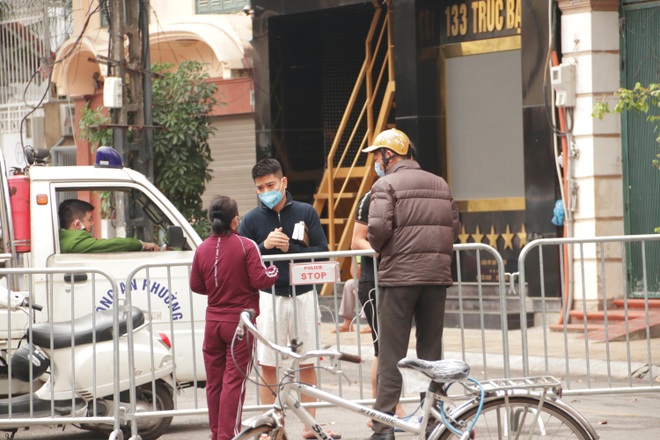Phố Trúc Bạch: Cách ly, khử trùng và được tiếp tế nhu yếu phẩm - 13 Phố Trúc Bạch: Cách ly, khử trùng và được tiếp tế nhu yếu phẩm - 13