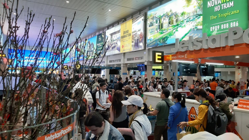 Vật vạ nửa ngày ở sân bay chờ được về quê ăn Tết - 1
