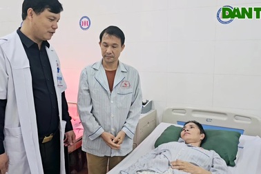 Trao quà bạn đọc đến người phụ nữ đi cấy lúa bị tai nạn lúa