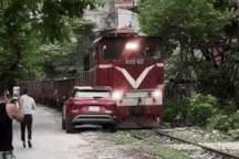 Khoảnh khắc ô tô bị tông toác đầu vì đỗ gần đường tàu ở Hà Nội