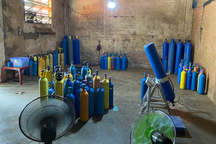 Kho chứa gần 200 bình "khí cười" chuyên cung cấp cho quán karaoke