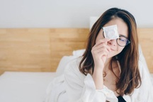 Vợ lẽ dạy con gái riêng của tôi cách dùng bao cao su và thuốc tránh thai khẩn cấp