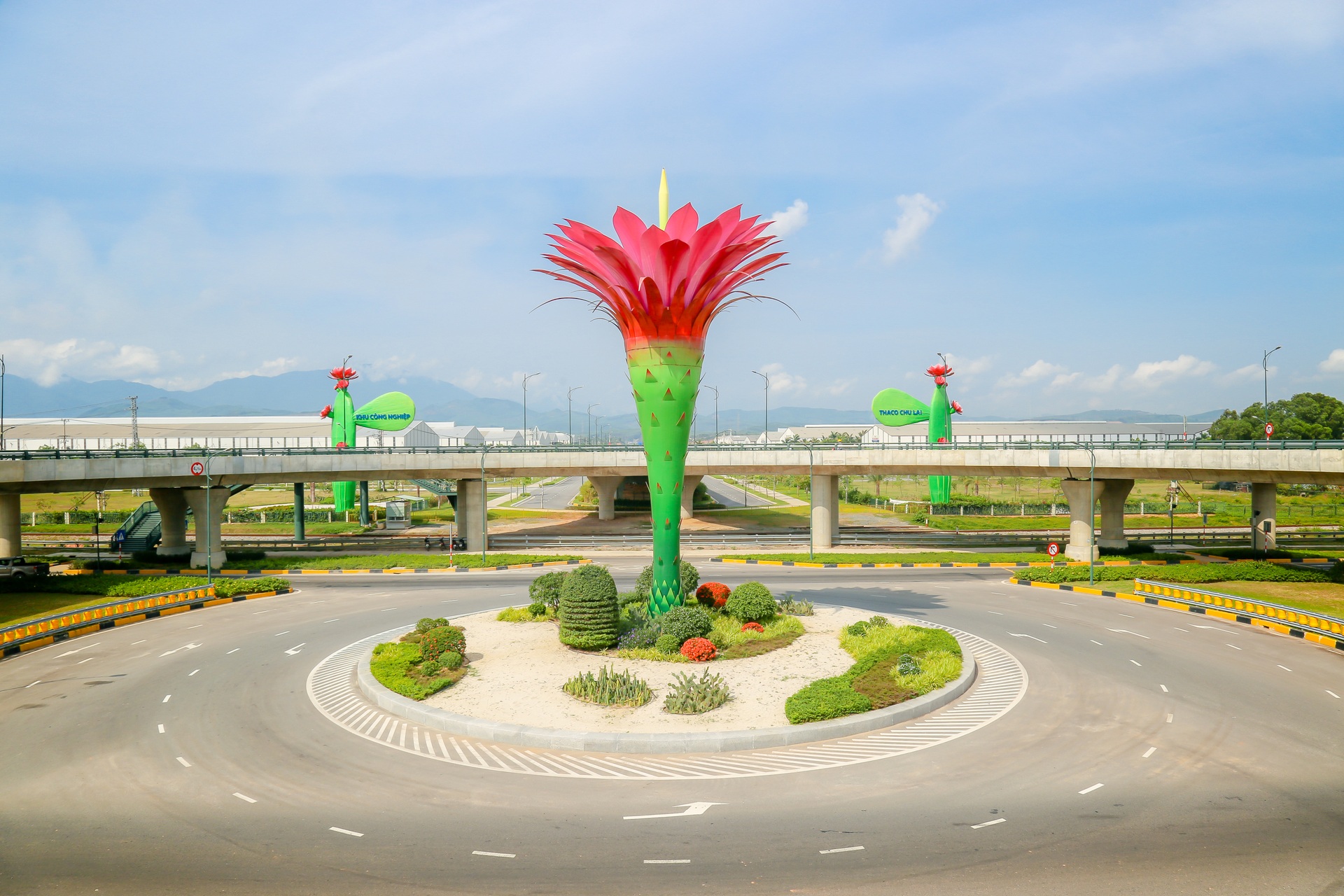 Cầu vượt 2 tầng biểu tượng hoa xương rồng ở khu kinh tế mở Chu Lai - 2 Cầu vượt 2 tầng biểu tượng hoa xương rồng ở khu kinh tế mở Chu Lai - 2