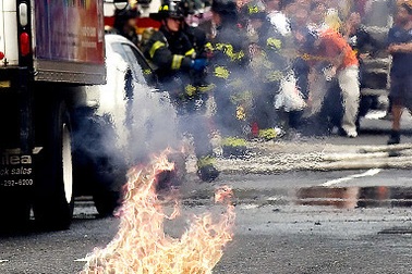 Hố ga bốc cháy ngùn ngụt trên đường phố New York